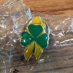 ⭐️ FREE w/closet purchase- Green and Yellow Clover Pin
